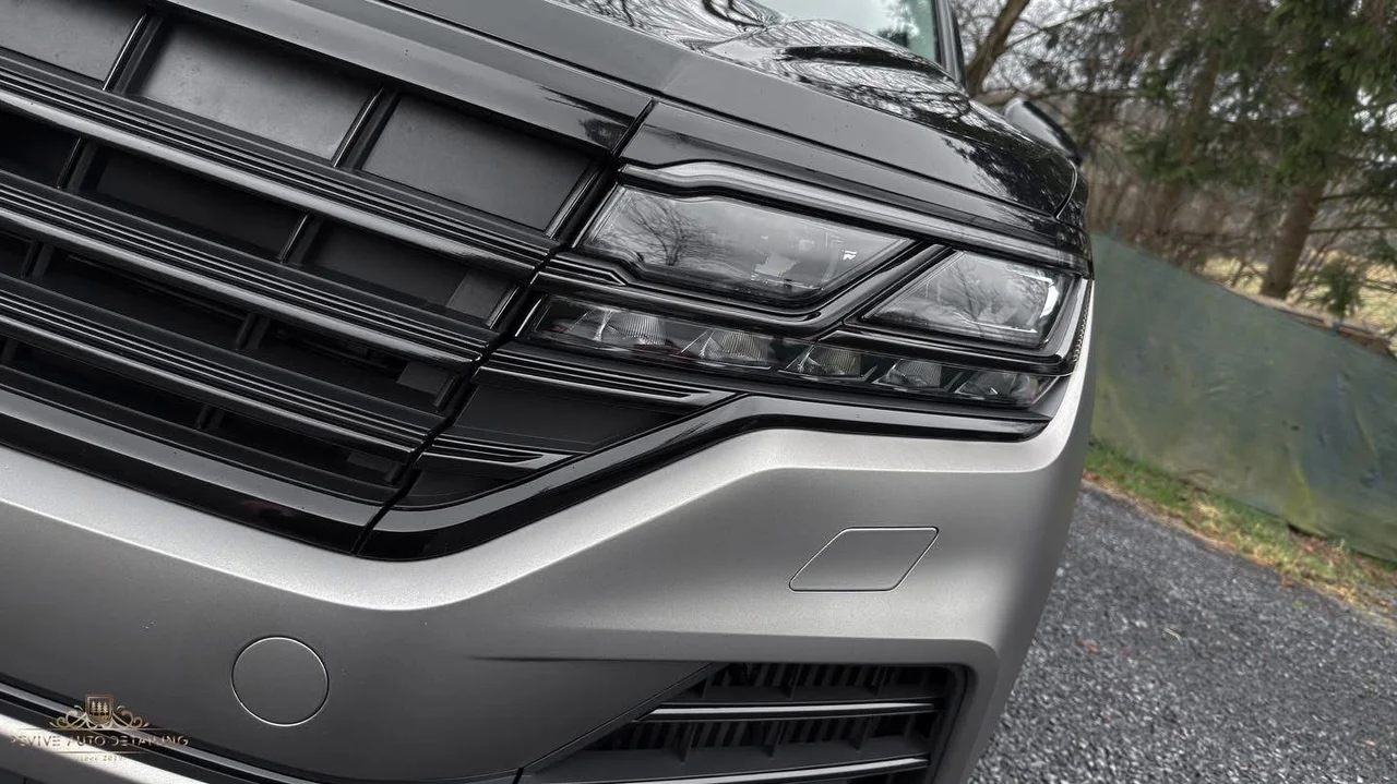 Predok matného sivého VW Touareg s čiernou maskou a svetlometom